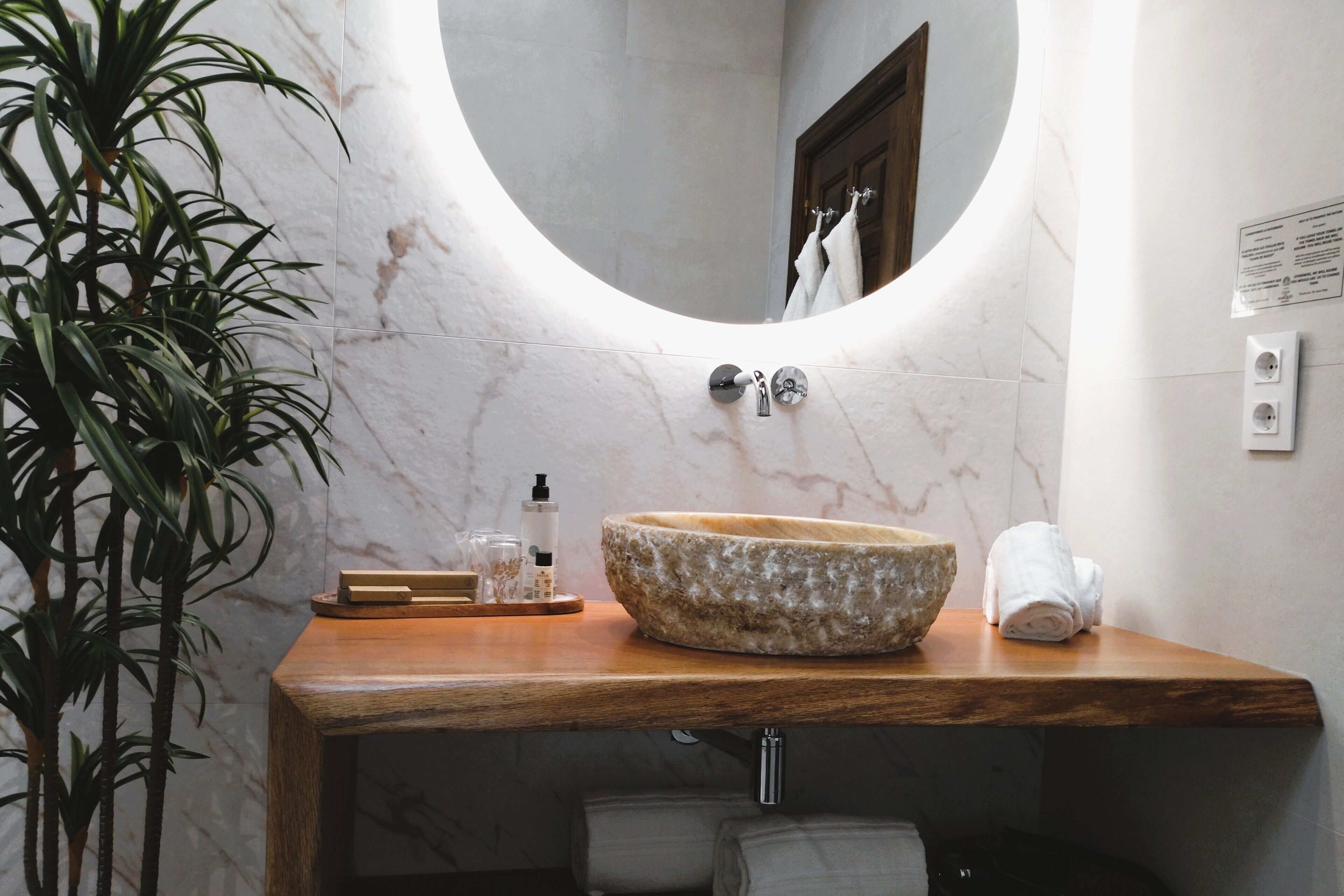 standard double room | bathroom | shower, free toiletries, hair dryer, bathrobes