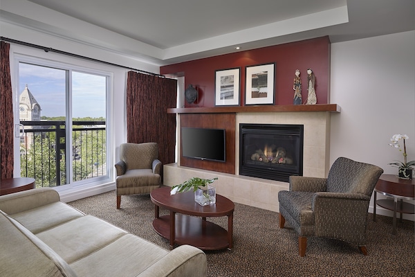 Suite, 1 Tempat Tidur King | Area keluarga | Televisi layar datar 42-inci dengan saluran TV kabel dan TV