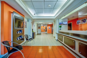 Lobby - Motel 6 Burlington, ON - Toronto West - Oakville (Burlington)
