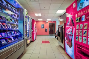 Free daily on-the-go breakfast - Motel 6 Burlington, ON - Toronto West - Oakville (Burlington)