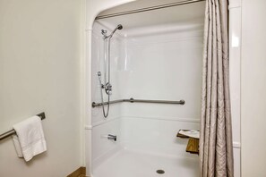 Combined shower/bathtub, towels