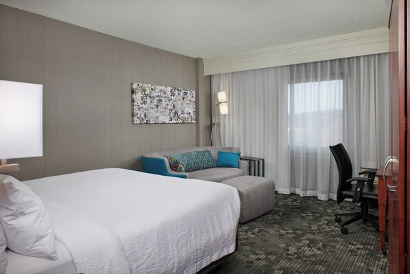 Premium bedding, desk, laptop workspace, blackout curtains - Courtyard by Marriott Bristol (Bristol)