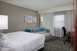 Premium bedding, desk, iron/ironing board, free cots/infant beds