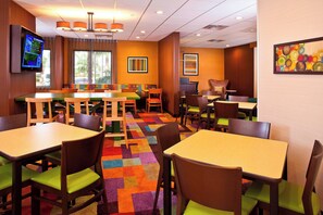Free daily buffet breakfast - Fairfield Inn & Suites by Marriott Houston Hobby Airport. (Houston)