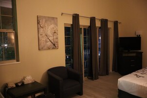 Business Room | Blackout drapes, iron/ironing board, free WiFi, bed sheets