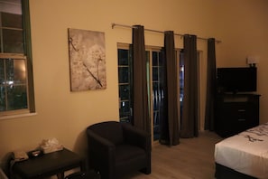 Habitación empresarial | Cortinas blackout, tabla de planchar con plancha y wifi gratis