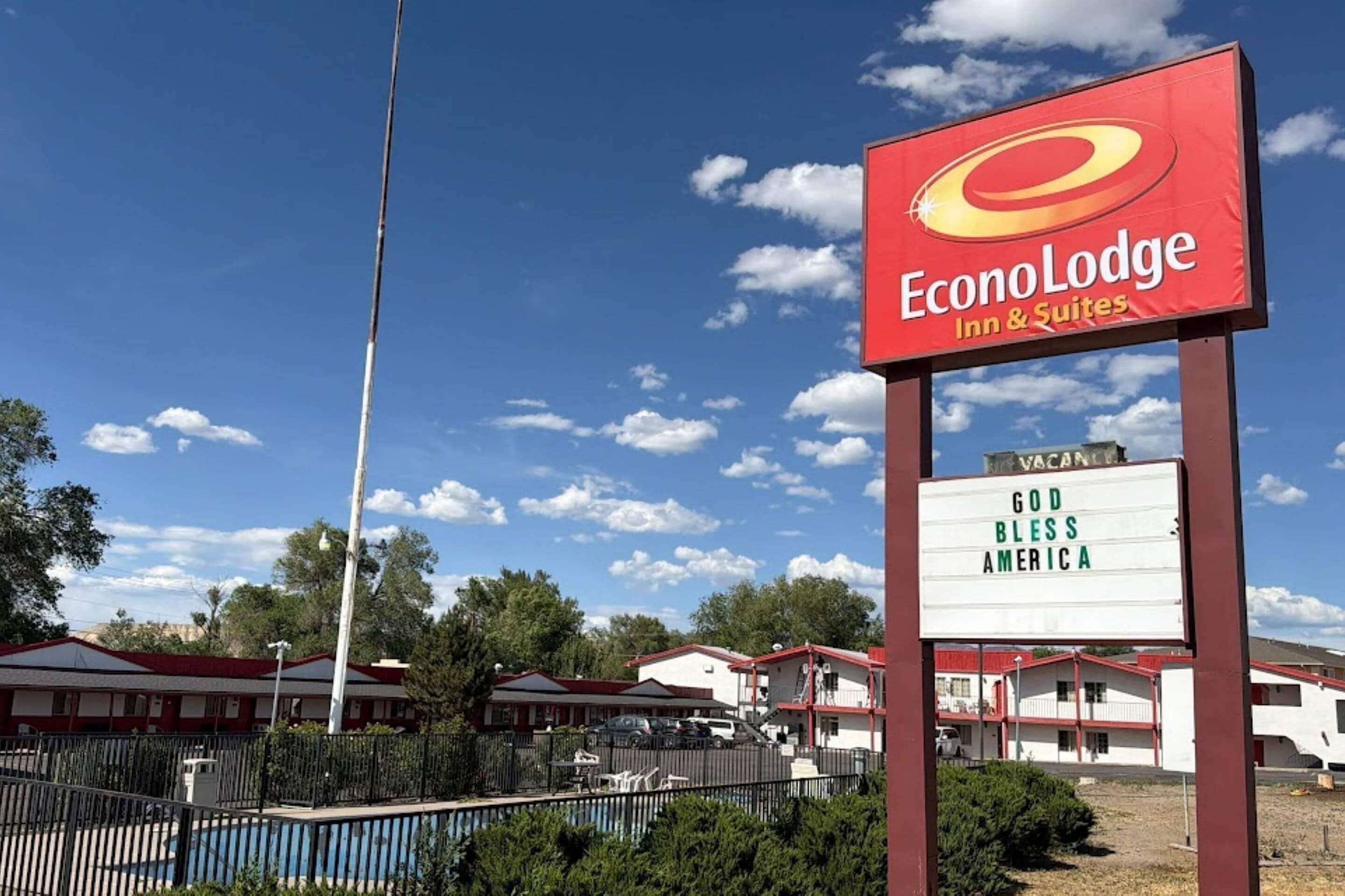 A sign for Econo Lodge Inn & Suites with a vacant room notice.