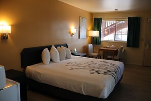 Deluxe Room | 1 bedroom, blackout curtains, iron/ironing board, free WiFi