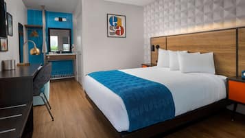 Een bureau, een laptopwerkplek, verduisterende gordijnen, gratis wifi