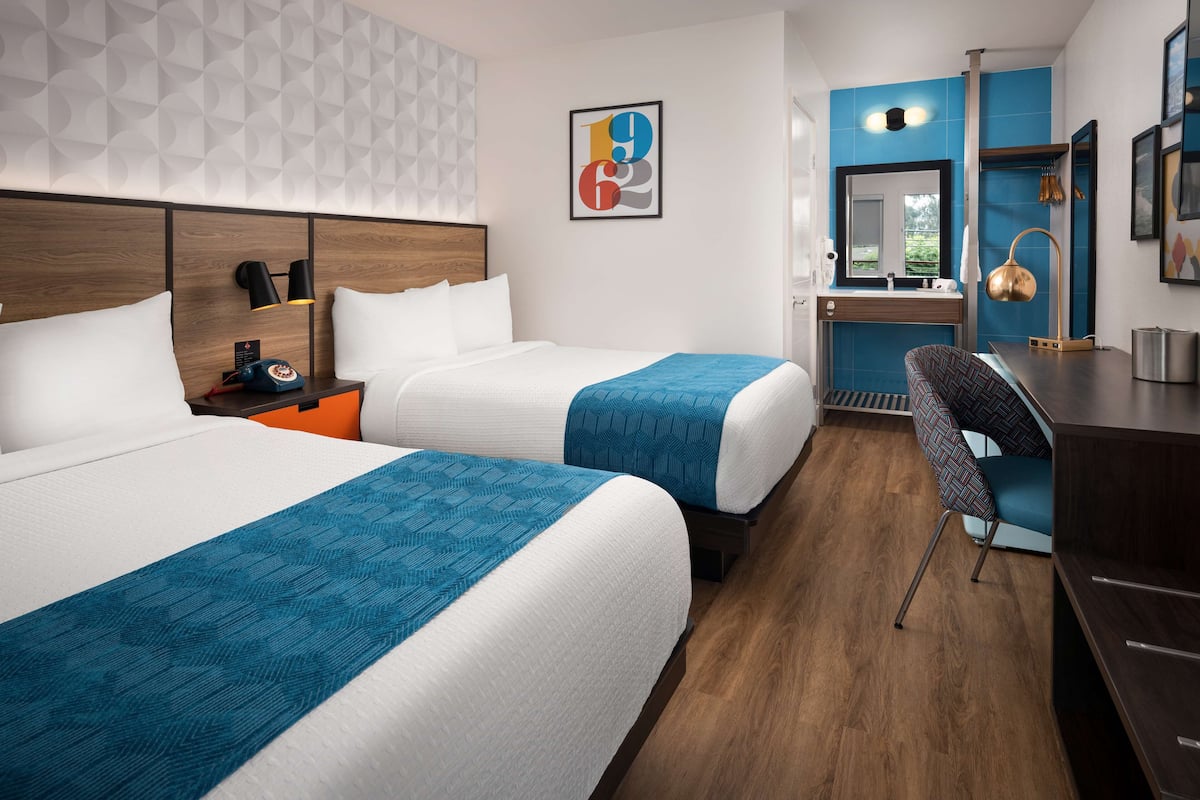 Skrivebord, skrivebord for bærbar PC og blendingsgardiner