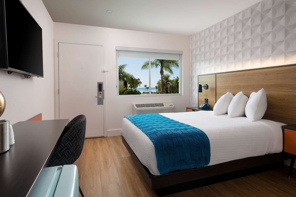 Skrivebord, skrivebord for bærbar PC og blendingsgardiner