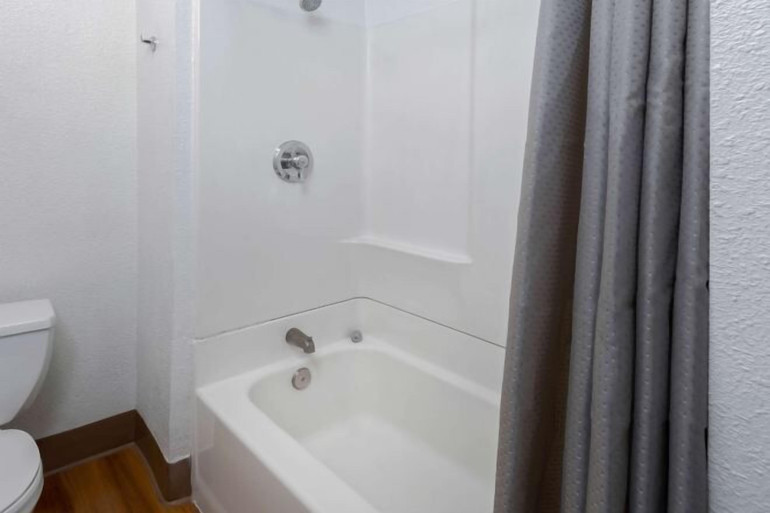 Combined shower/bathtub, towels