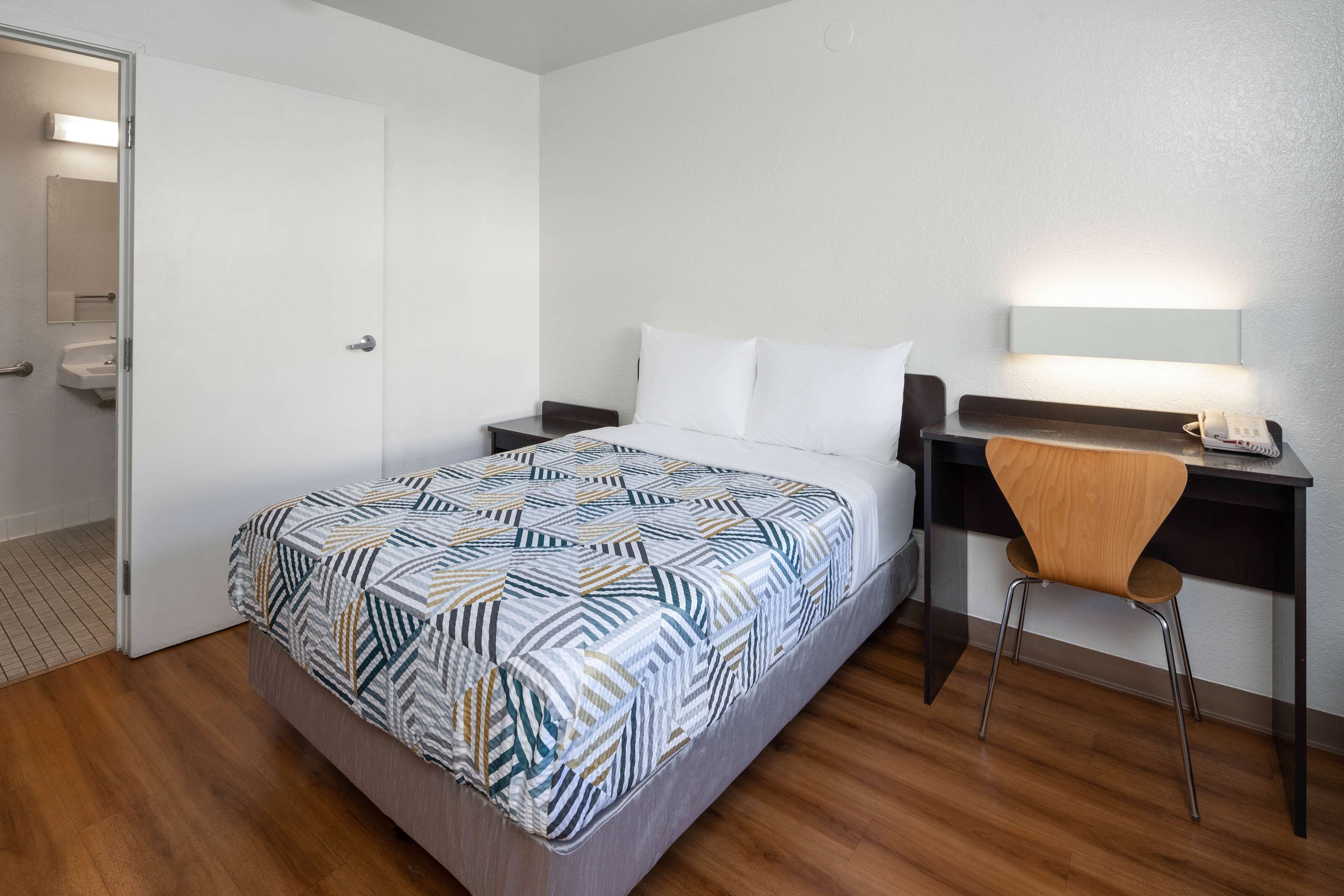 Photo - Motel 6-Santa Barbara, CA - State Street