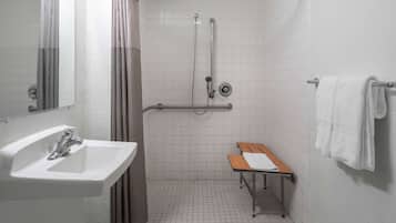 Combined shower/tub, towels