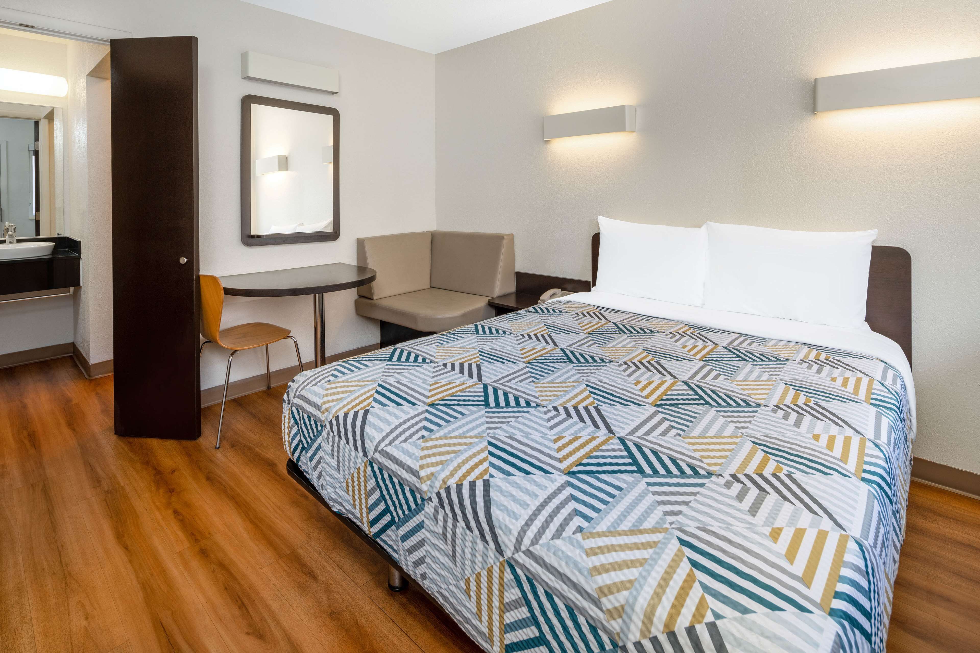 Photo - Motel 6-Santa Barbara, CA - State Street