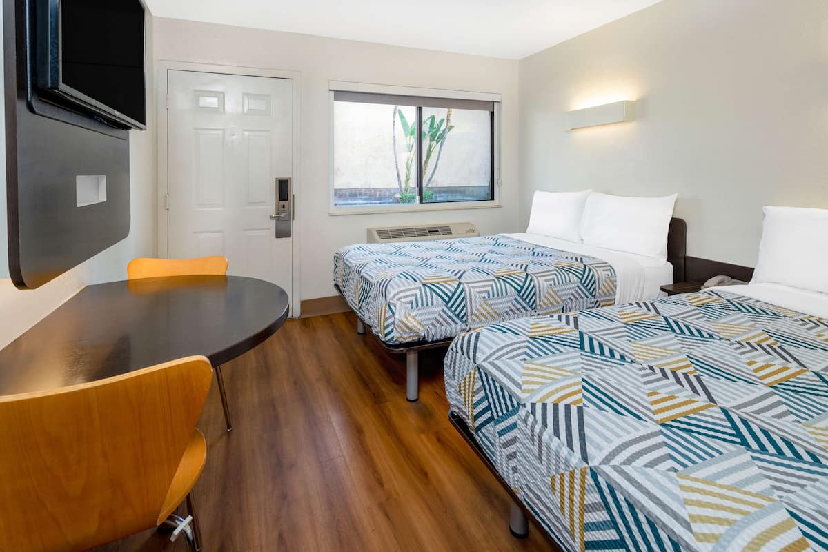 Verdunkelungsvorhänge, Bügeleisen/Bügelbrett, kostenloses WLAN