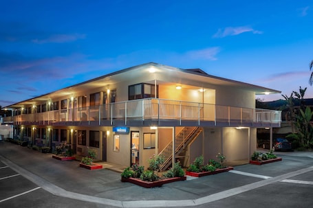 Exterior. Motel 6 Santa Barbara, CA - State Street