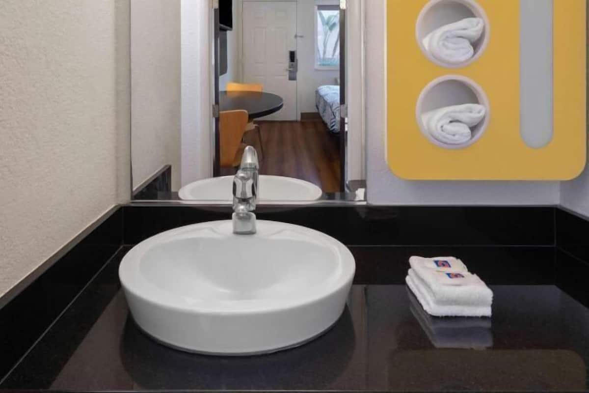 Chuveiro/banheira combinados, toalhas de banho