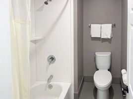Ducha, cabezal de ducha con hidromasaje, toallas