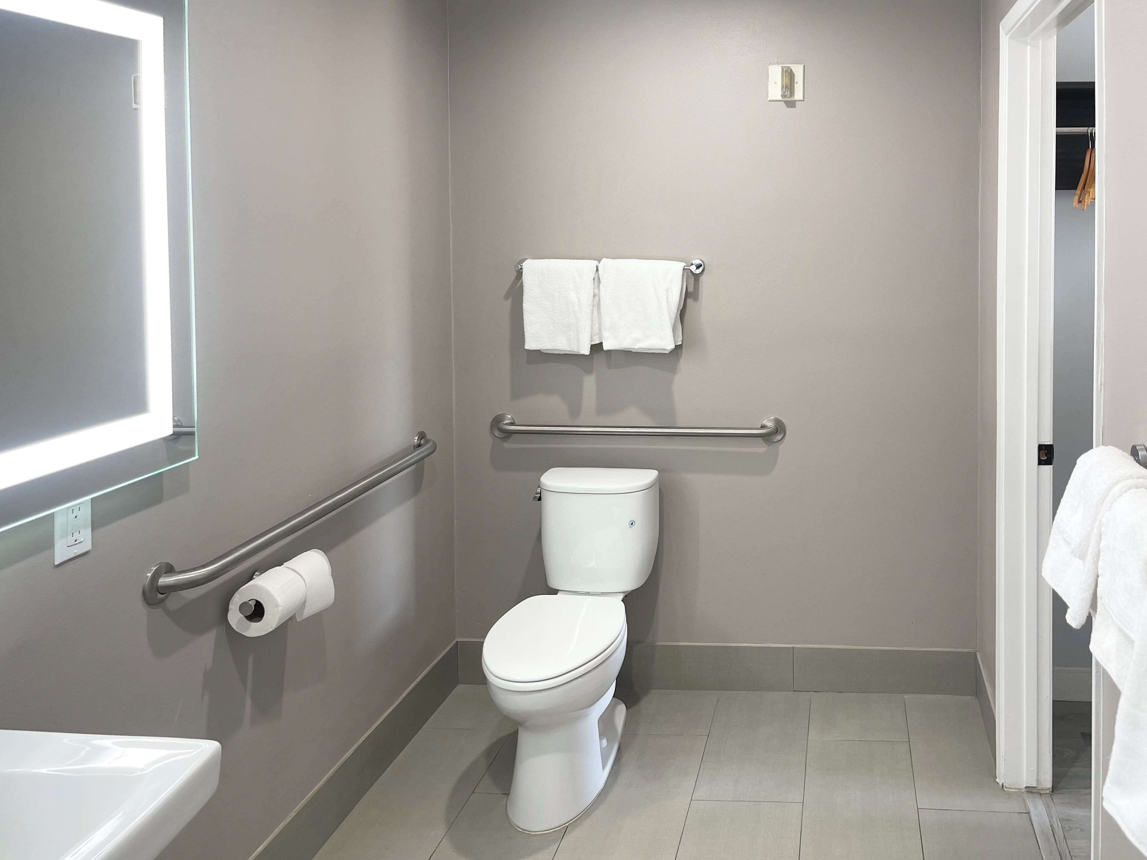 Shower, hydromassage showerhead, towels