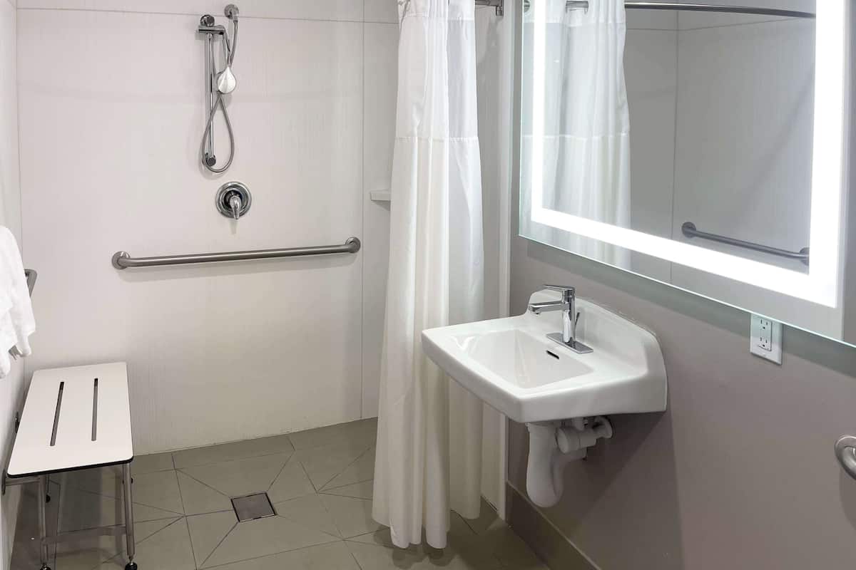 Dusj, dusjhode med hydromassaje og håndklær