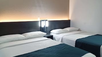 Een bureau, een laptopwerkplek, een strijkplank/strijkijzer, gratis wifi