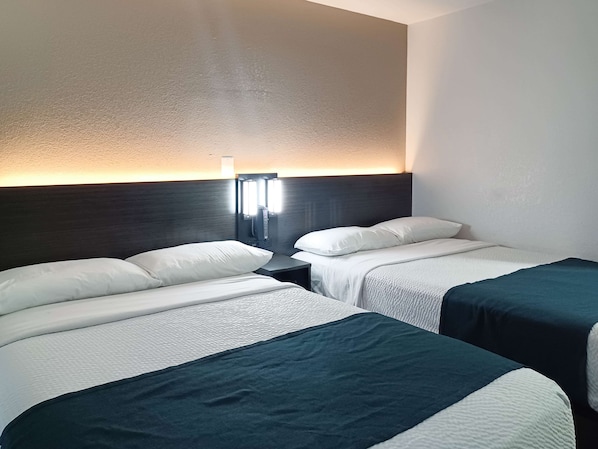 Escritorio y espacio para trabajar con laptop