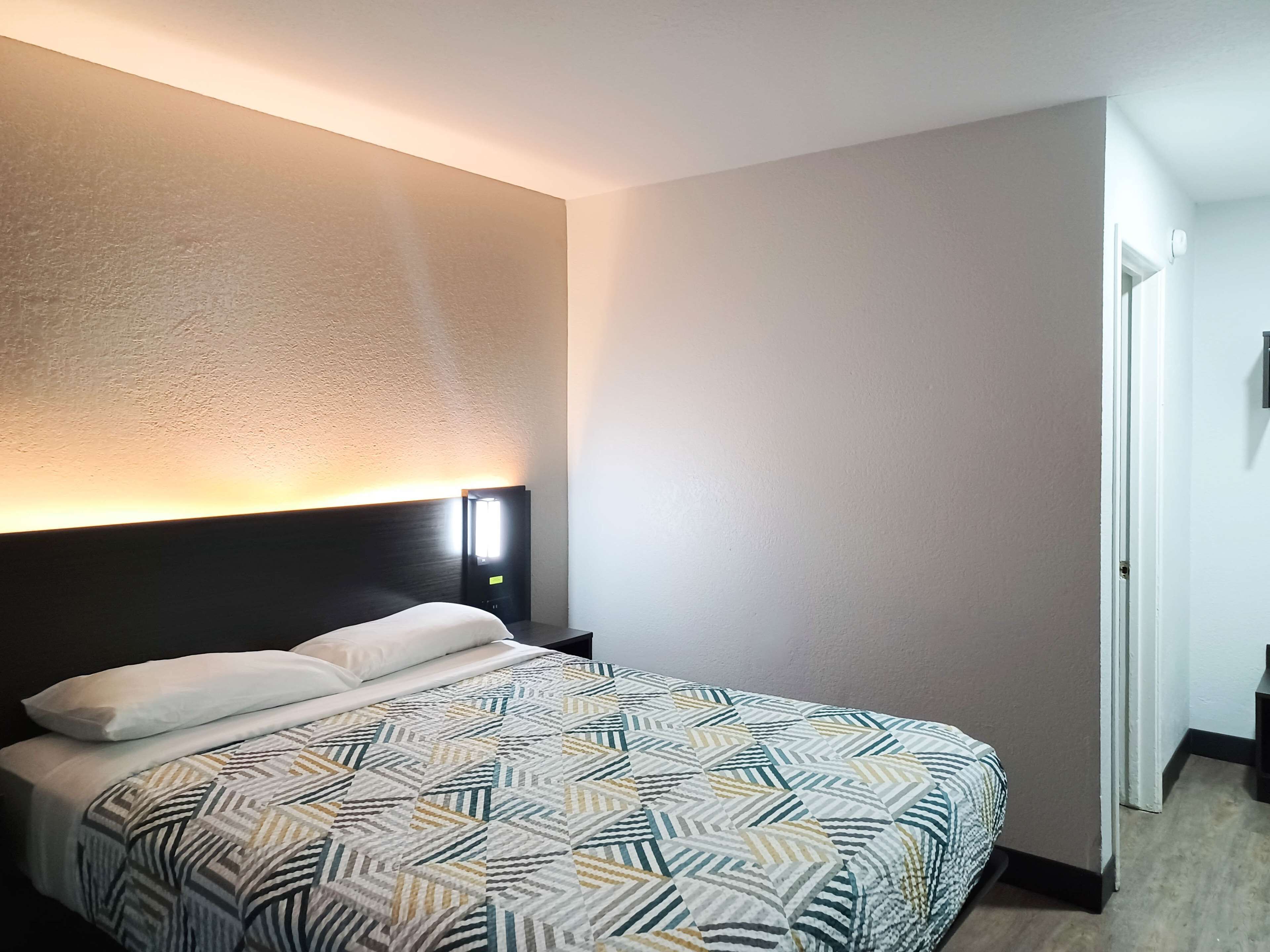 Skrivebord, skrivebord for bærbar PC og strykejern/-brett