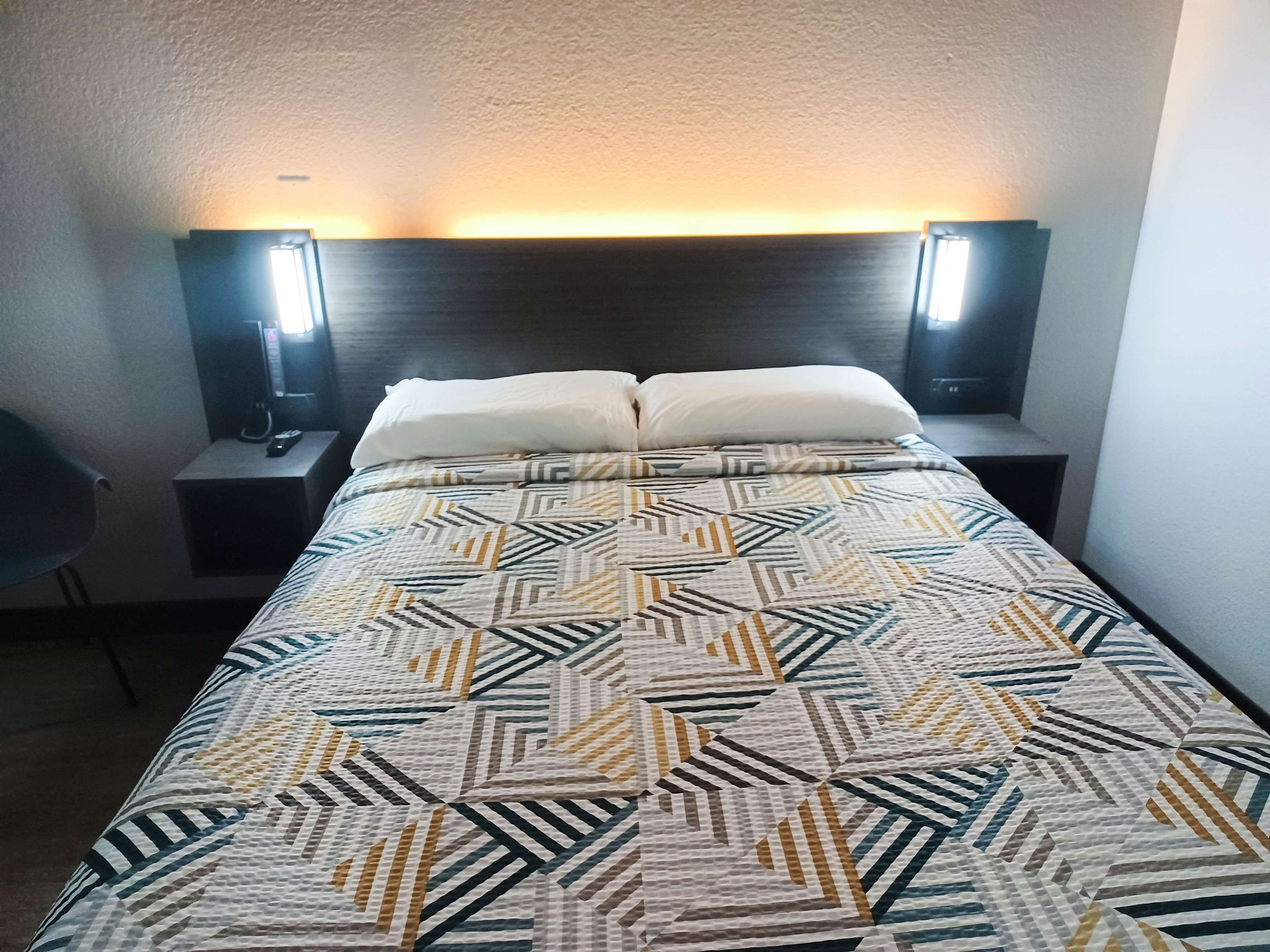 Skrivebord, skrivebord for bærbar PC og strykejern/-brett