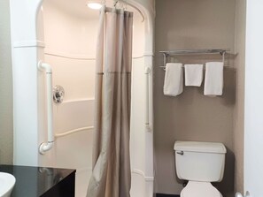 Desk, laptop workspace, iron/ironing board, free WiFi - Motel 6 Fresno, CA - Blackstone North (Fresno)