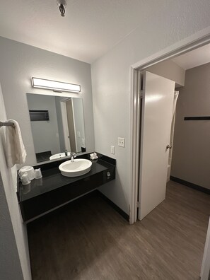 Suihkun ja ammeen yhdistelmä, sadesuihkupää, pyyhkeet, vessapaperi