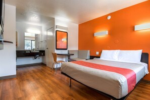 Cortinas opacas, wifi gratis, ropa de cama