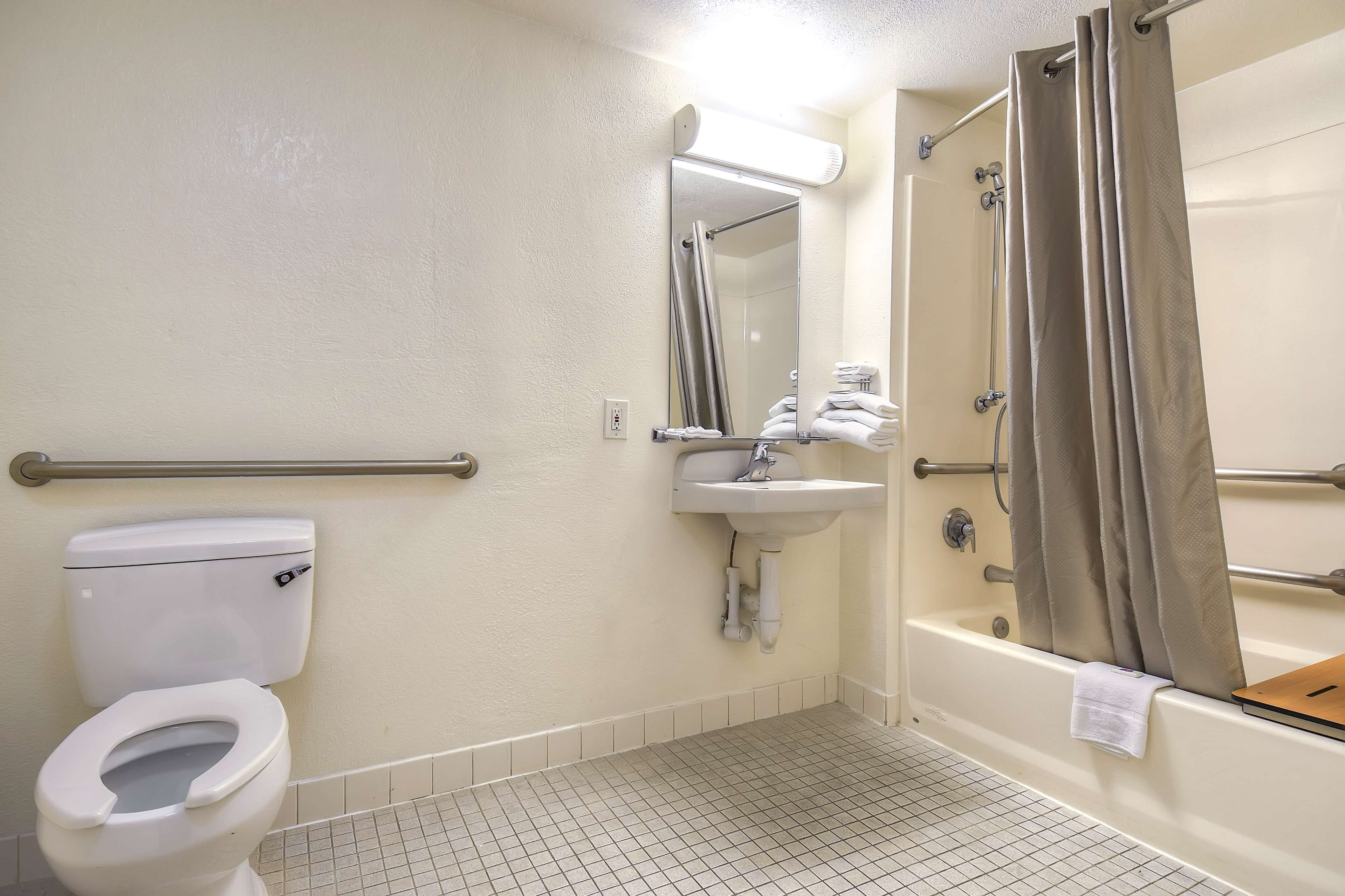 Standard Room, 1 Double Bed, Accessible, Non Smoking | Accessible bathroom