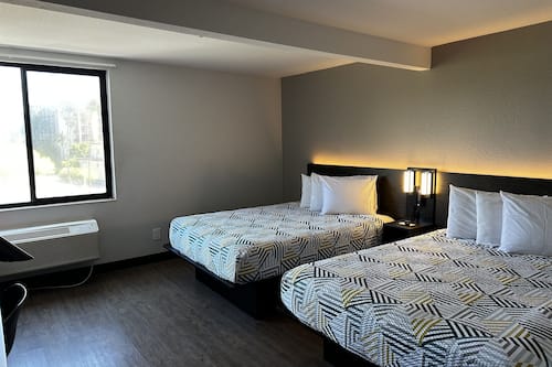 Blackout drapes, free WiFi, bed sheets