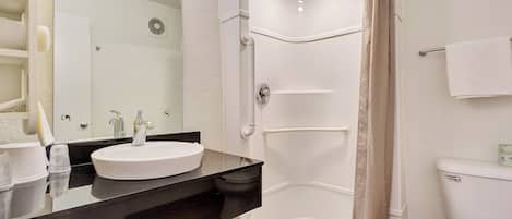 Combined shower/tub, hair dryer, towels