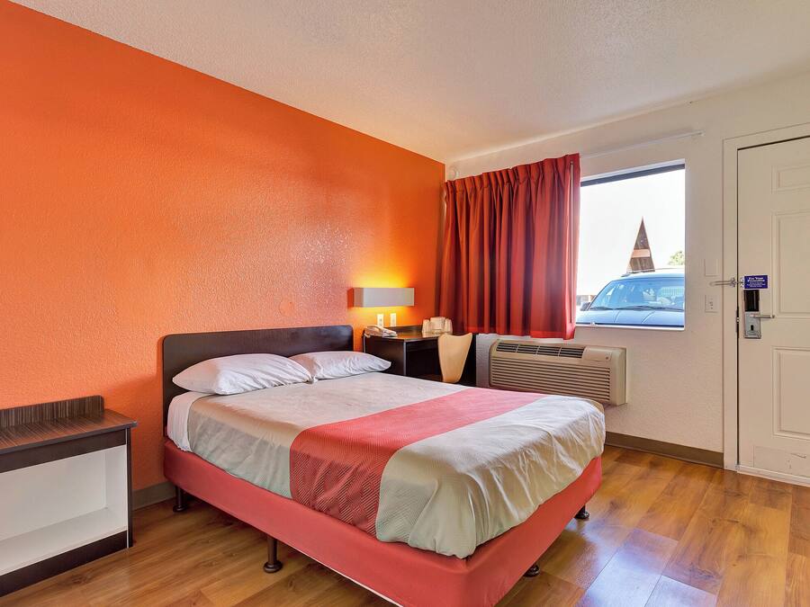 Combined shower/bathtub, hair dryer, towels