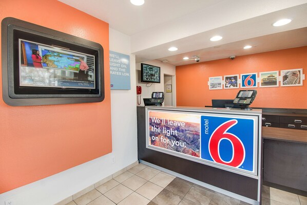 Lobby - Motel 6 Phoenix East (Phoenix)