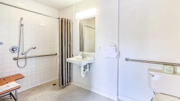 Een bad/douchecombinatie, handdoeken