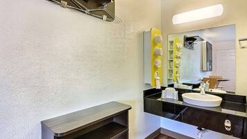 Combined shower/bathtub, towels