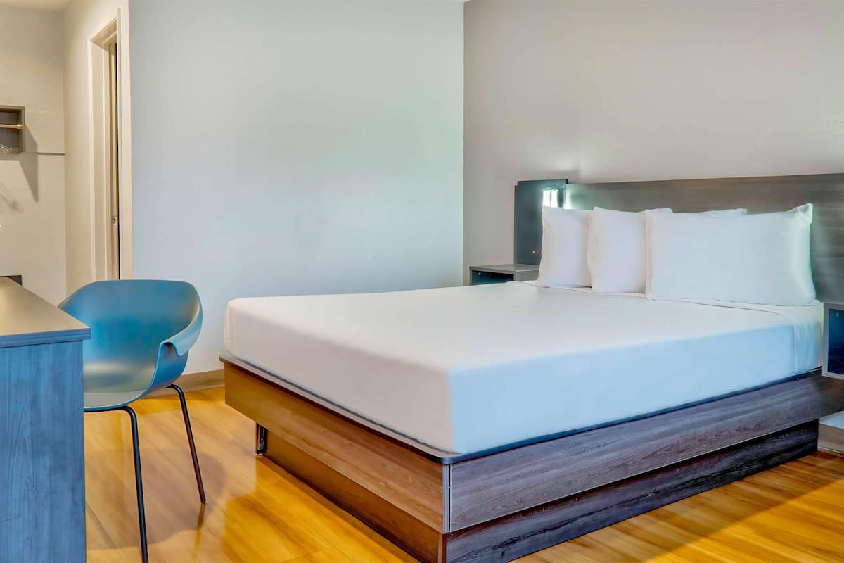 Chambre Deluxe, 1 grand lit, non-fumeur, réfrigérateur
