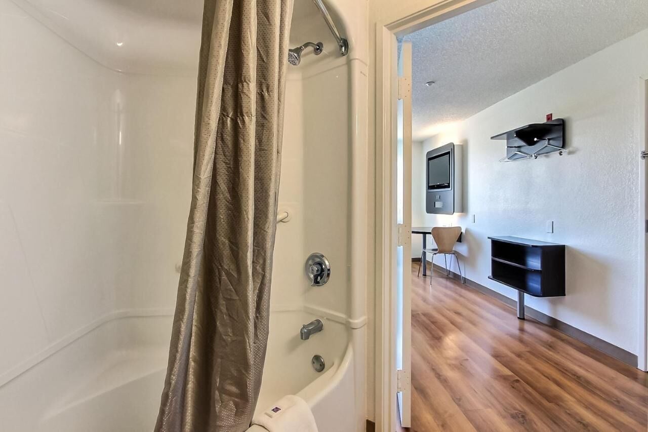 Combined shower/bathtub, free toiletries, hair dryer, towels
