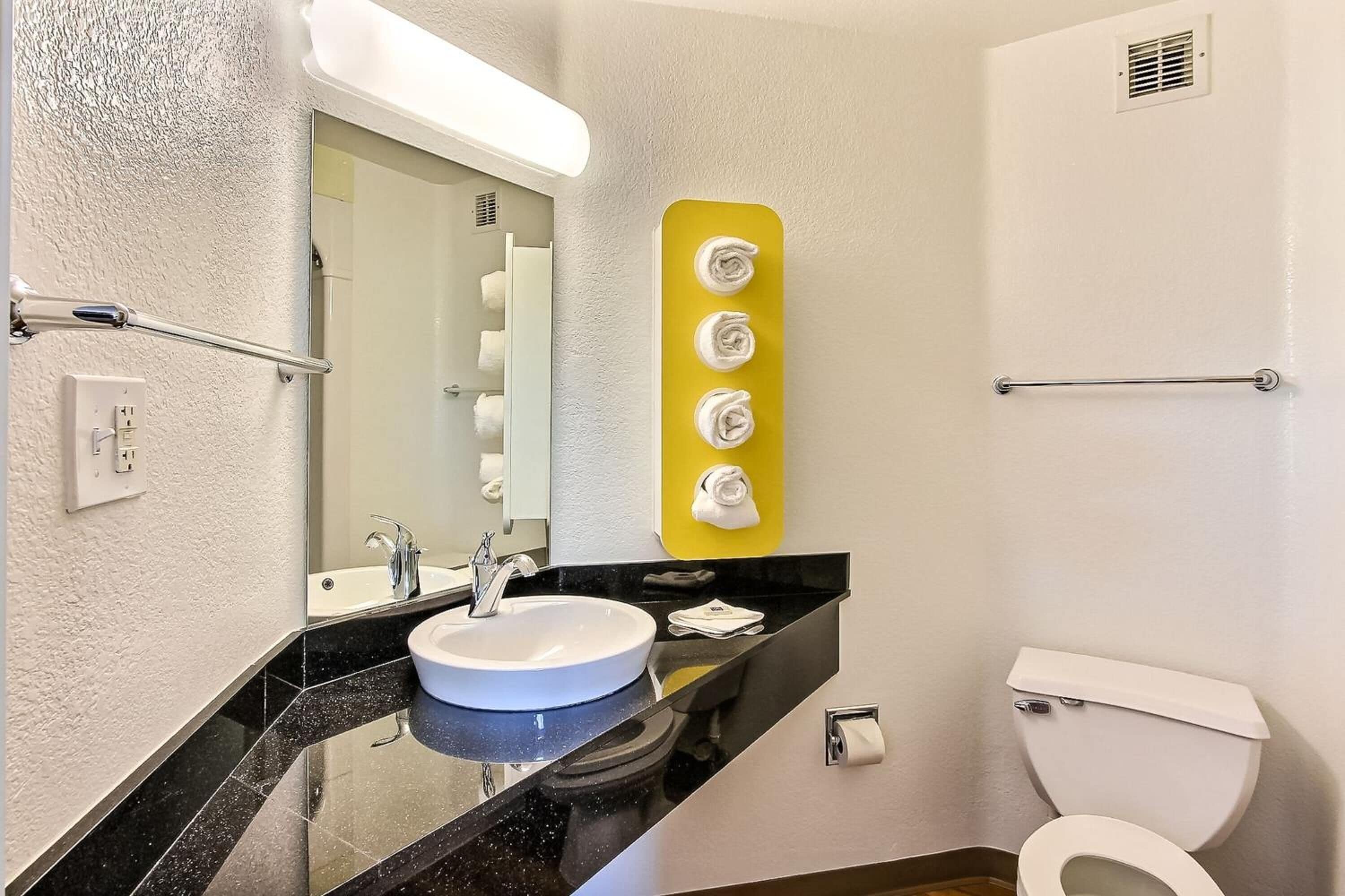 Combined shower/bathtub, free toiletries, hair dryer, towels