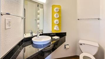 Combined shower/bathtub, free toiletries, hair dryer, towels