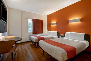 Escritorio, cortinas blackout, wifi gratis y ropa de cama 