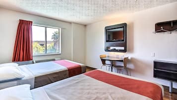 Meja kerja, tirai kedap cahaya, Wi-Fi gratis, dan seprai linen