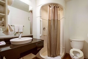 Combined shower/tub, towels - Motel 6 Youngtown, AZ - Phoenix - Sun City (Youngtown)