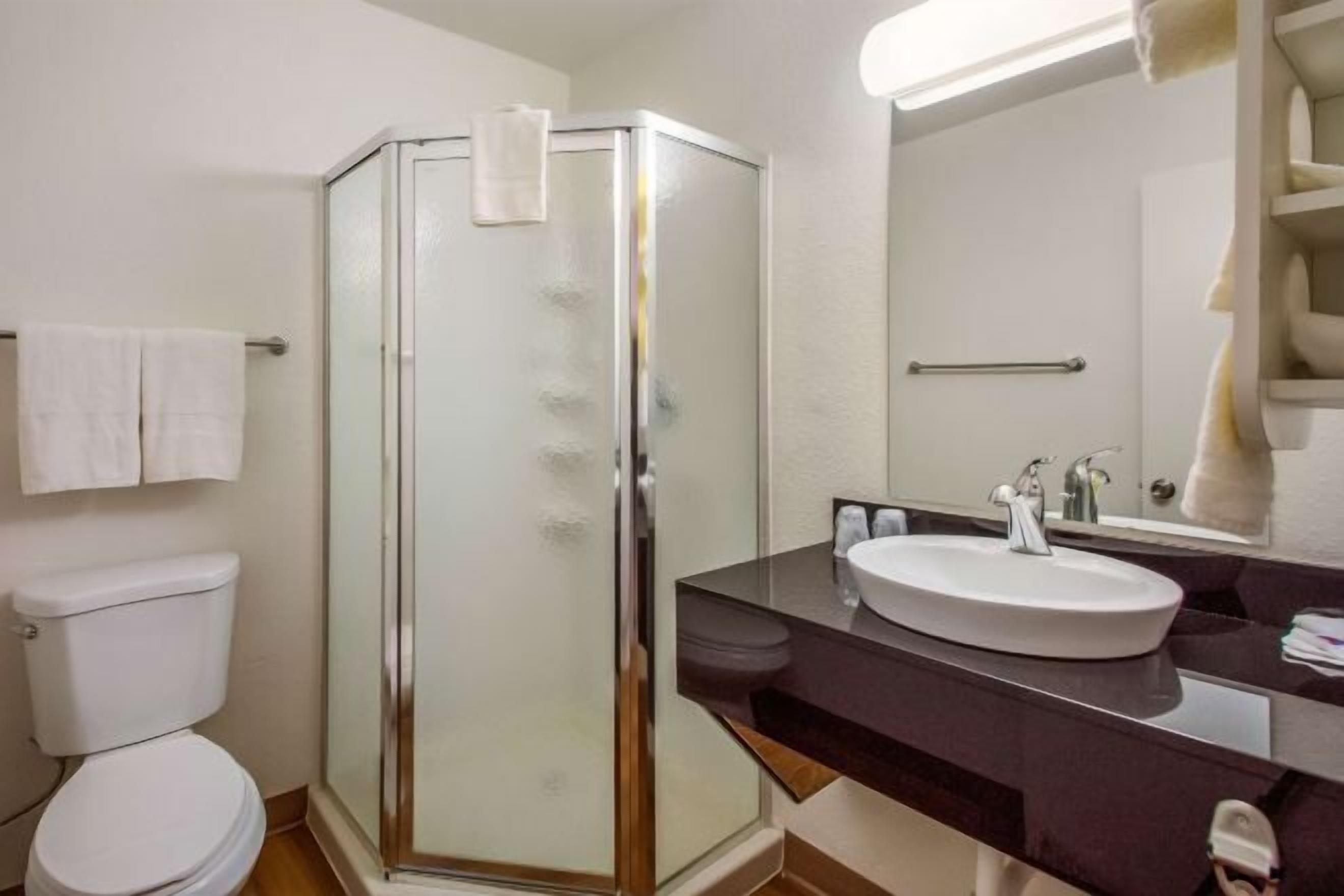 Combined shower/tub, towels