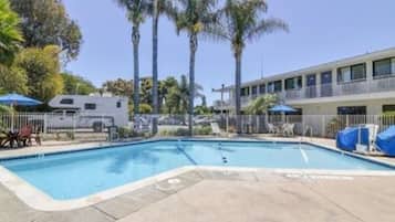 Udendørs pool, parasoller, liggestole