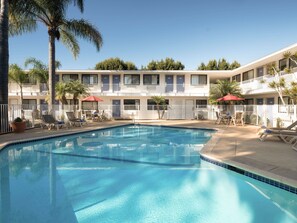 Outdoor pool, pool umbrellas, sun loungers - Motel 6 Goleta, CA - Santa Barbara (Goleta)