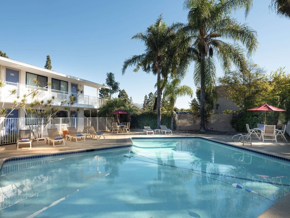 Una piscina al aire libre